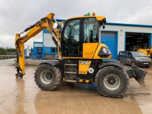 JCB 110W Hydradig on floatation tyres